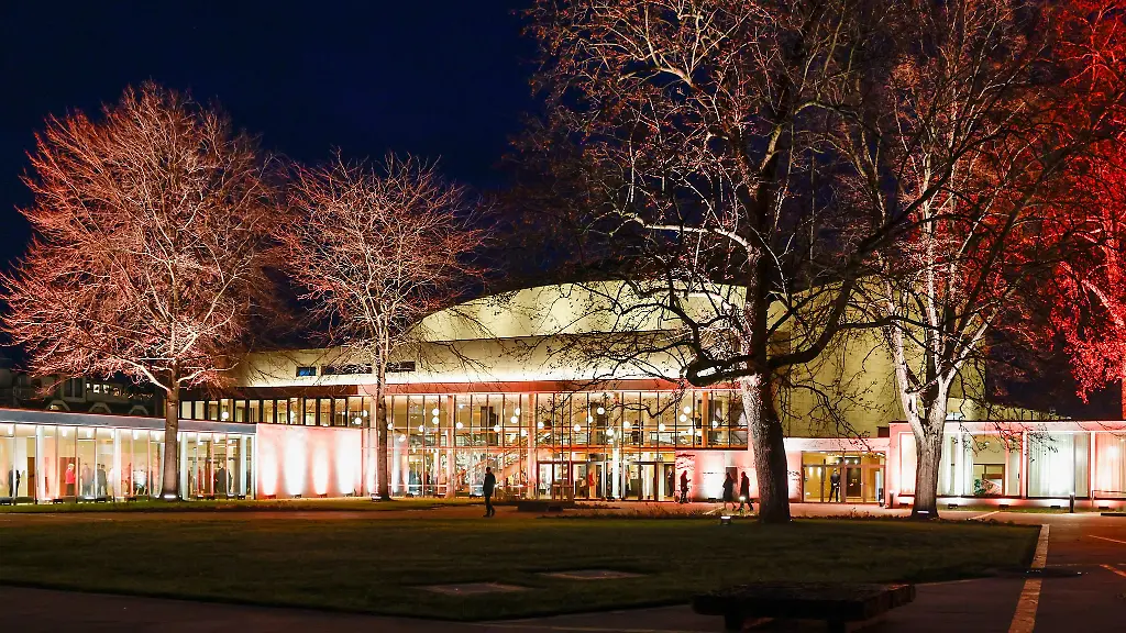 Blick-auf-die-wiedereroeffnete-farbig-beleuchtete-Beethovenhalle-Bonn