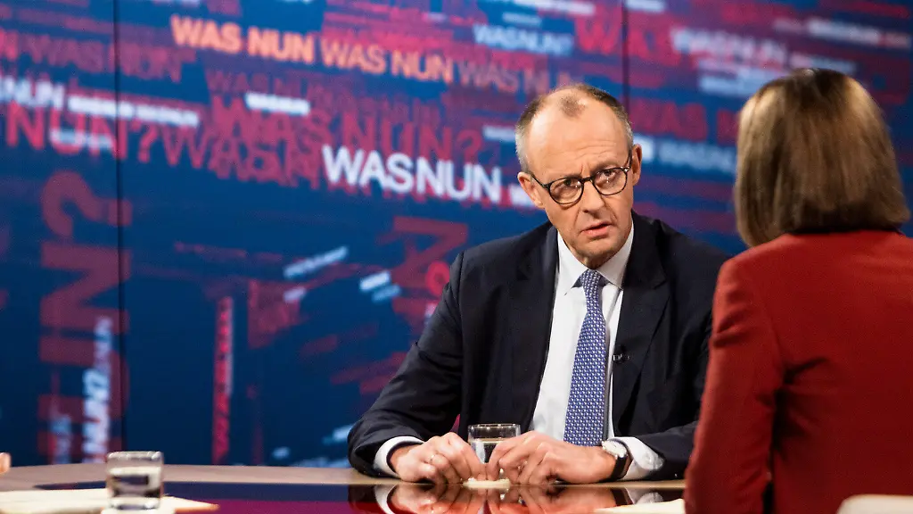 Auf-diesem-vom-ZDF-zur-Verfuegung-gestellten-Handout-sprechen-Anne-Gellinek-l-r-Bundeskanzler-Friedrich-Merz-CDU-und-Bettina-Schausten-miteinander-in-der-ZDF-Sendung-mit-dem-Titel-Was-nun-Herr-Merz