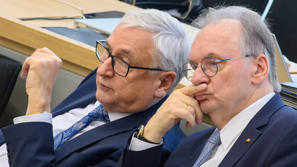 Michael-Richter-l-CDU-Finanzminister-des-Landes-Sachsen-Anhalt-und-Reiner-Haseloff-r-CDU-Ministerpraesident-von-Sachsen-Anhalt-sitzen-im-Plenarsaal-des-Landtages-an-der-Regierungsbank-nebeneinander-und-unterhalten-sich-waehrend-der-Haushaltsdebatte-Die-Abgeordneten-debattierten-in-der-Sitzung-ueber-das-Haushaltsbegleitgesetz-fuer-die-Jahre-2025-und-2026