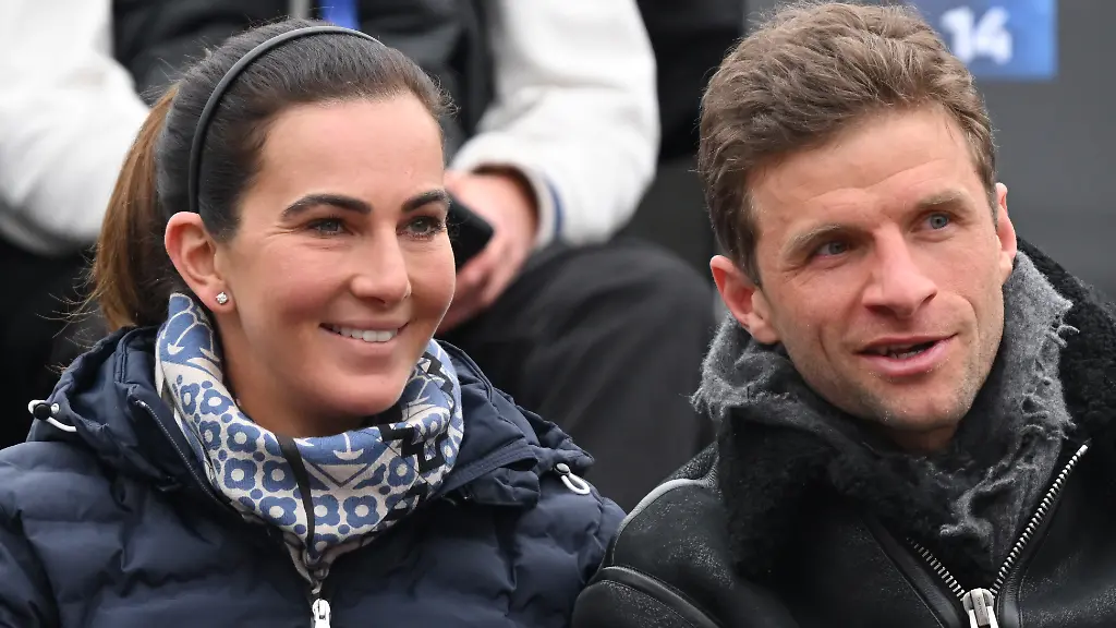 MUNICH-GERMANY-APRIL-20-Thomas-Mueller-with-Lisa-Mueller-attend-day-six-of-the-BMW-Open-by-American-Express-at-MTTC-IPHITOS-on-April-20-2023-in-Munich-Germany
