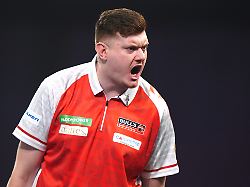 Niko Springer überraschend raus: "Größter Schock der WM": Deutsche Darts-Hoffnung scheitert an Außenseiter