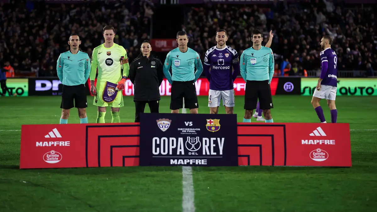 December-16-2025-Guadalajara-Guadalajara-SPAIN-Marc-Andre-ter-Stegen-of-FC-Barcelona-Barca-Javier-Ablanque-of-CD-Guadalajara-and-Cesar-Soto-referee-of-the-match-pose-for-photoduring-the-Spanish-Cup-Copa-del-Rey-Round-of-16-football-match-played-between-CD-Guadalajara-and-FC-Barcelona-at-Estadio-Pedro-Escartin-Stadium-on-December-16-2025-in-Guadalajara-Spain-Guadalajara-SPAIN-ZUMAa181-20251216-zaa-a181-116-Copyright-xIrinaxR