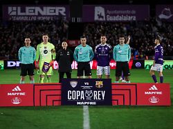 Zukunft weiter unsicher : DFB-Keeper ter Stegen feiert Comeback bei Barcelona