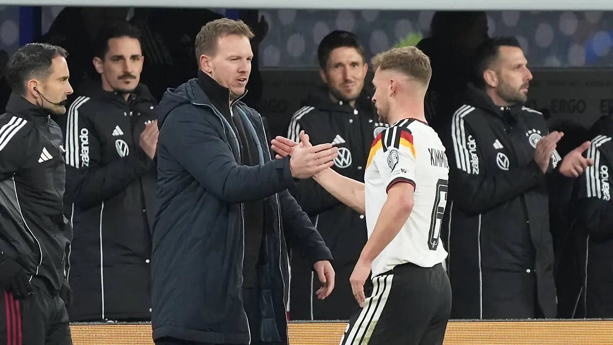Joshua-Kimmich-Deutschland-Germany-klatscht-mit-Bundestrainer-Julian-Nagelsmann-Deutschland-Germany-ab-nach-der-Auswechslung-Leipzig-17-11-2025-Deutschland-vs-Slowakei-WM-Qualifikation-6