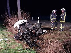 Niedersachsen & Bremen: Auto prallt gegen Bäume - 18-Jährige in Lebensgefahr