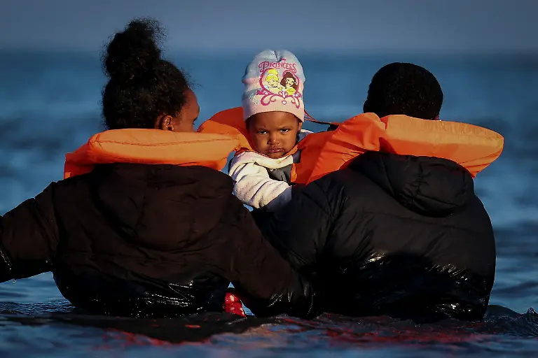 Migrants-wade-through-the-sea-in-an-attempt-to-board-an-inflatable-dinghy-leaving-the-coast-of-northern-France-to-cross-the-English-Channel-to-reach-Britain-from-the-beach-of-Petit-Fort-Philippe-in-Gravelines-near-Calais-France-September-27-2025-REUTERS-Abdul-Saboor-TPX-IMAGES-OF-THE-DAY-SEARCH-REUTERS-BEST-2025-FOR-THIS-STORY-SEARCH-REUTERS-2025-YEAR-END-FOR-ALL-2025-YEAR-END-GALLERIES
