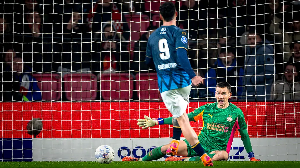 Heracles-Almelo-forwarder-Jizz-Hornkamp-scores-the-2-1-during-the-match-PSV-Eindhoven-vs-Heracles-Almelo-at-the-Philips-stadium-for-the-Dutch-Vriendenloterij-Eredivisie-season-2025-2026-in-EINDHOVEN-Netherlands-on-13-december-2025-photo-by-Marcel-van-Dorst-EYE4images-DeFodi-Images