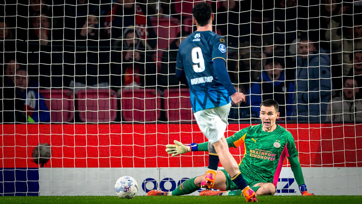 Heracles-Almelo-forwarder-Jizz-Hornkamp-scores-the-2-1-during-the-match-PSV-Eindhoven-vs-Heracles-Almelo-at-the-Philips-stadium-for-the-Dutch-Vriendenloterij-Eredivisie-season-2025-2026-in-EINDHOVEN-Netherlands-on-13-december-2025-photo-by-Marcel-van-Dorst-EYE4images-DeFodi-Images