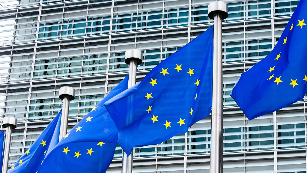 Fahnen-der-Europaeischen-Union-wehen-vor-dem-Berlaymont-Gebaeude-in-Bruessel-dem-Sitz-der-EU-Kommission