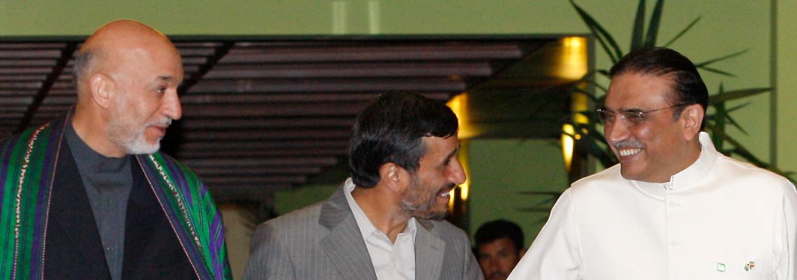 Irans Präsident Ahmadinedschad (m.) trifft seine Amtskollegen aus Pakistan (r.) und Afghanistan.