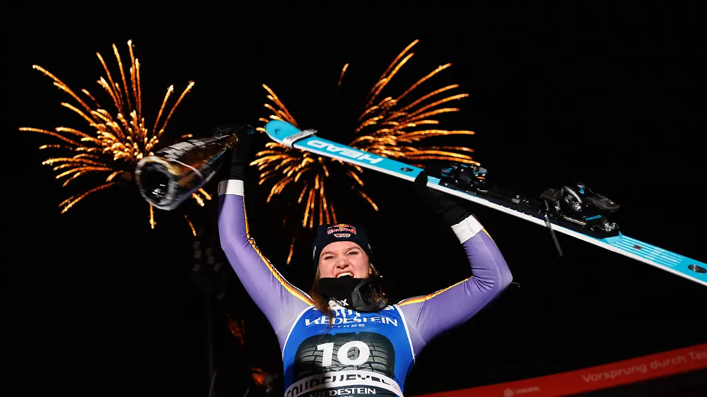 ALPINE-SKIING-FIS-WC-Courchevel-COURCHEVEL-FRANCE-16-DEC-25-ALPINE-SKIING-FIS-World-Cup-slalom-ladies-Image-shows-the-rejoicing-of-Emma-Aicher-GER-Keywords-fireworks