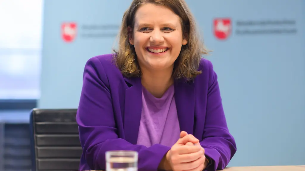 Mit-39-Jahren-ist-Julia-Willie-Hamburg-die-juengste-Ministerin-in-der-niedersaechsischen-Landesregierung-und-Vize-Ministerpraesidentin