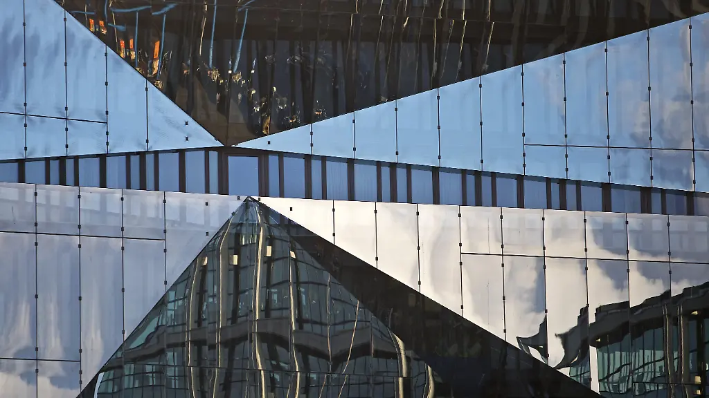 Cube-Berlin-wuerfelfoermiges-Buerogebaeude-mit-gefalteter-Glasfassade-in-der-sich-die-Umgebung-spiegelt-Detail-Washingtonplatz-Berlin-Deutschland