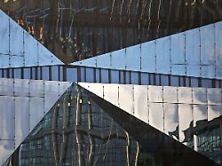 Lichtdurchlässiger als Glas: Neues durchsichtiges Material isoliert so gut wie eine Wand