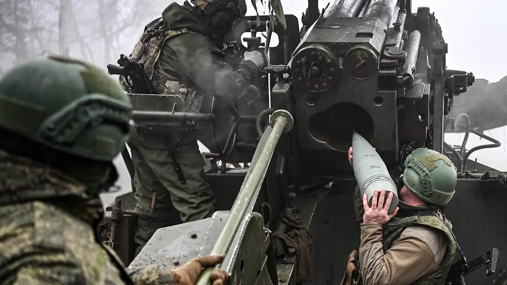 Russia-Ukraine-Military-Operation-Motor-Giatsint-S-Artillery-Unit-9061499-28-11-2025-Russian-servicemen-of-73rd-Artillery-Brigade-of-the-25th-Combined-Arms-Army-of-the-Zapad-West-Group-of-Forces-prepare-to-fire-a-2S5-Giatsint-S-self-propelled-howitzer-towards-Ukrainian-positions-in-the-Krasny-Liman-also-known-as-Lyman-sector-of-the-front-line-amid-Russia-s-military-operation-in-Ukraine-in-the-Lugansk-People-s-Republic-Russia