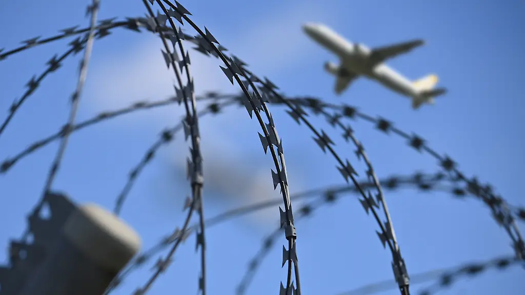 Symbolfoto-Abschiebung-abgewiesener-Asylanten-Fluechtlinge-Migranten