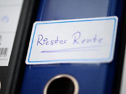 Ein Ordner Mit Einem Aufkleber Riester Rente Steht In Einem Regal