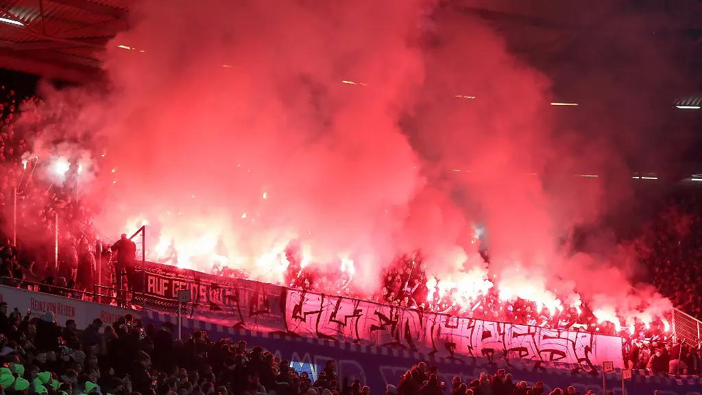 13-12-2025-xtgx-Fussball-2-Bundesliga-Hannover-96-VfL-Bochum-emspor-v-l