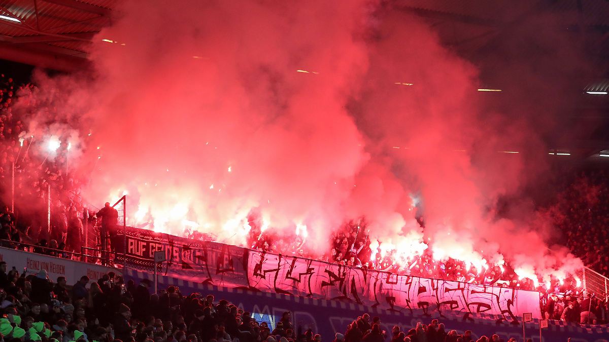 Die mit dem Feuer spielen: Die Bundesliga steckt mitten in einer wüsten Kneipenschlägerei