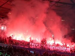 Die mit dem Feuer spielen: Die Bundesliga steckt mitten in einer wüsten Kneipenschlägerei