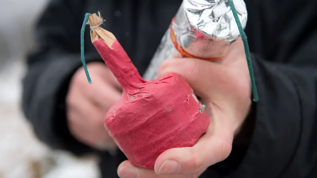 Junge-Maenner-sind-mit-illegalen-Boellern-von-der-Polizei-gefasst-worden