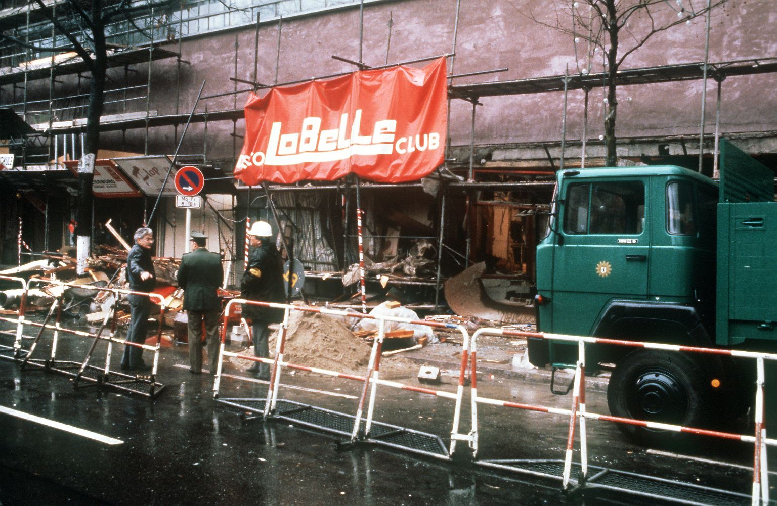 In der Nacht zum 5. April 1986 amüsieren sich mehrere hundert Menschen in der Diskothek "La Belle" in Berlin-Schöneberg …