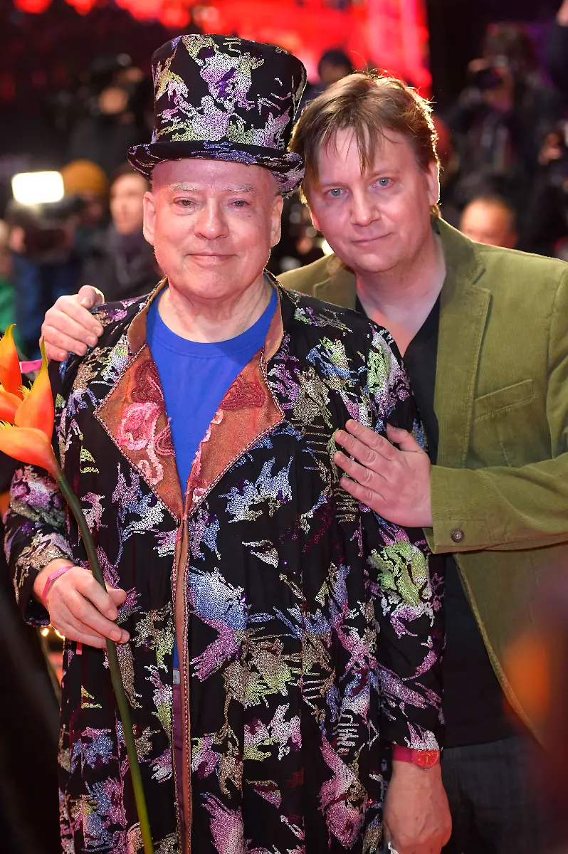 Rosa-von-Praunheim-mit-Partner-Oliver-Sechting-bei-der-Festivaleroeffnung-und-der-Premiere-des-Kinofilms-She-Came-to-Me-auf-der-Berlinale-2023-73-Internationale-Filmfestspiele-Berlin-im-Berlinale-Palast-Berlin-16-02-2023-Rosa-von-Praunheim-with-partner-Oliver-Sechting-at-the-festival-opening-and-the-premiere-of-the-feature-film-She-Came-to-Me-at-the-Berlinale-2023-73-Berlin-International-Film-Festival-at-the-Berlinale-Palast-Berlin-16-02-2023-Foto-xC