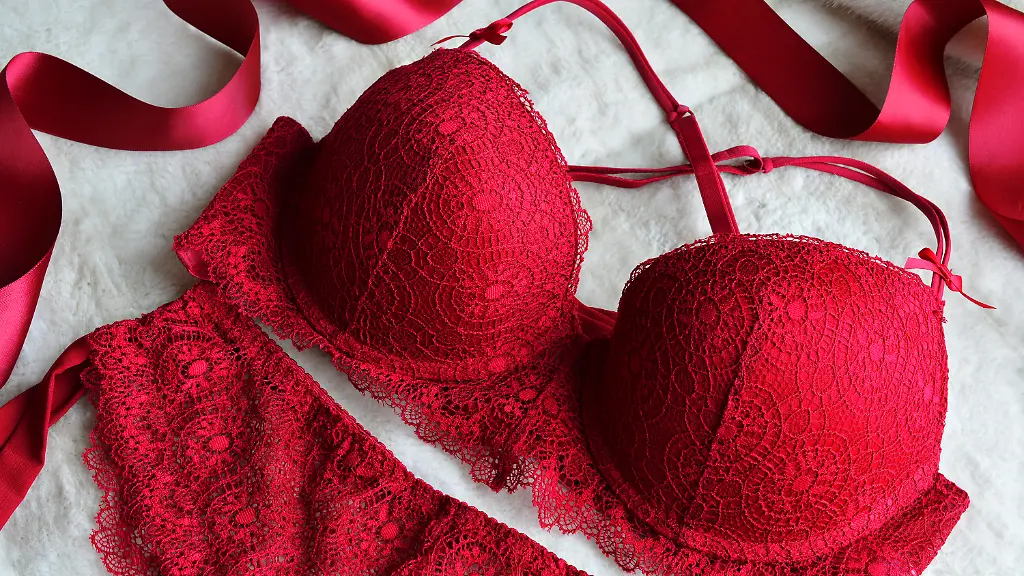 Gluecksbringer-im-Verborgenen-Rote-Waesche-an-Silvester-verspricht-Liebe-und-Erfolg-im-neuen-Jahr