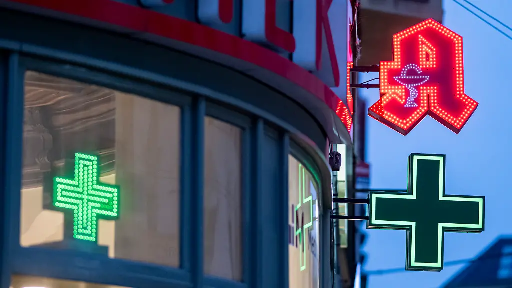Das-Apotheken-Logo-leuchtet-an-einer-Apotheke-in-Berlin