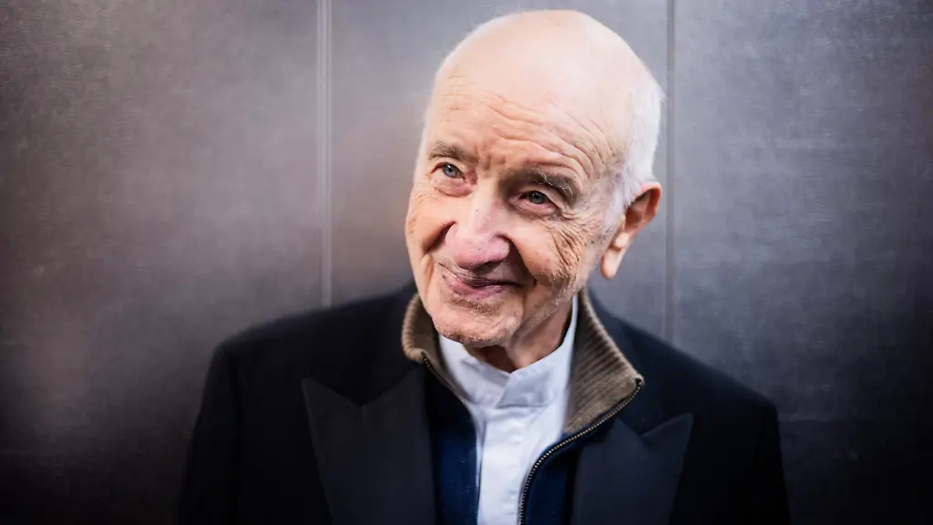 Armin-Mueller-Stahl-Schauspieler-und-Kuenstler-steht-waehrend-der-Pause-der-Gala-Ein-Lied-geht-um-die-Welt-im-Konzerthaus-laechelnd-im-Aufzug-Im-Rahmen-der-Gala-wurde-der-Schauspieler-und-Musiker-Armin-Mueller-Stahl-fuer-sein-kuenstlerisches-Lebenswerk-mit-dem-Prinz-von-Preussen-Preis-2024-ausgezeichnet