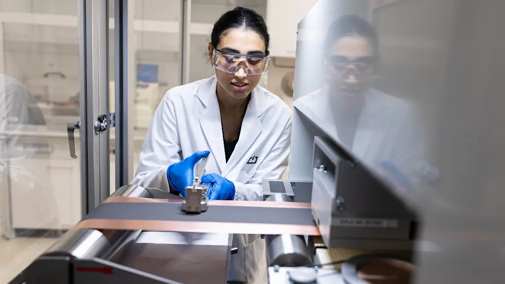 Eine-Mitarbeiterin-arbeitet-in-dem-Bereich-Coating-in-der-neuen-Batteriefabrik-PowerCo-Die-VW-Tochter-PowerCo-eroeffnet-in-Salzgitter-ihre-erste-Gigafabrik