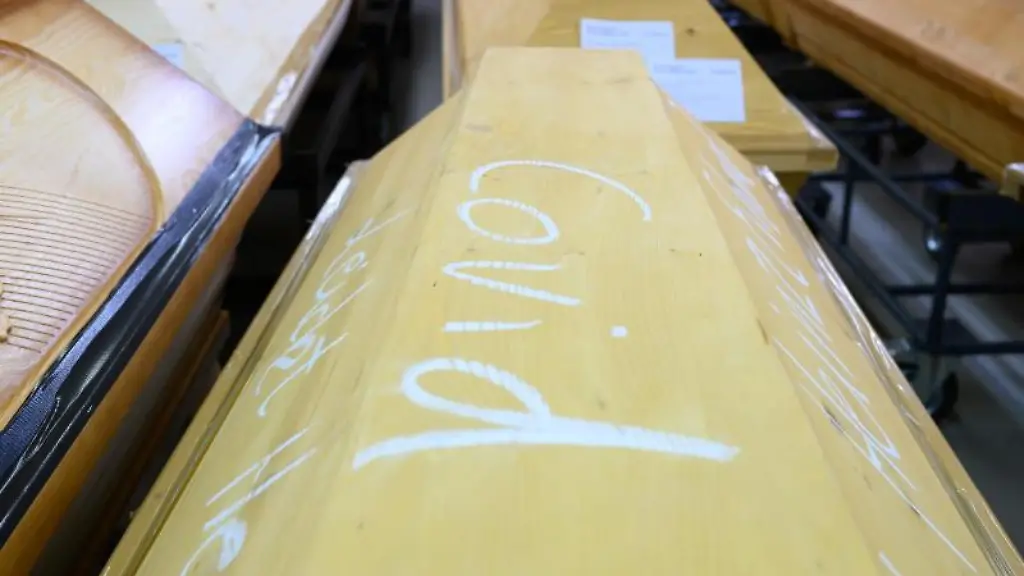 Covid-steht-auf-einem-Sarg-in-einem-Krematorium