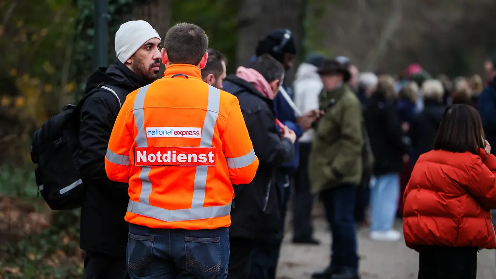 Ein-Notfallmanager-von-National-Express-kuemmert-sich-um-die-evakuierten-Reisenden