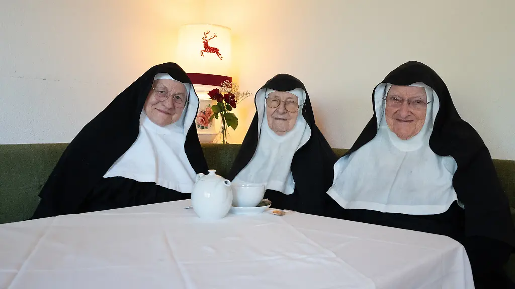 Die-drei-Nonnen-Schwester-Rita-82-l-r-Schwester-Regina-86-und-Schwester-Bernadette-88-sitzen-bei-einem-Interview-in-einem-Gasthaus