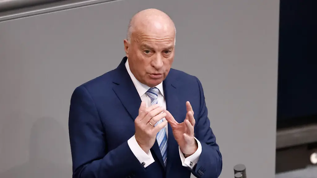 Ruediger-Lucassen-AfD-spricht-bei-der-Debatte-zur-nationalen-Sicherheitsstrategie-im-Deutschen-Bundestag