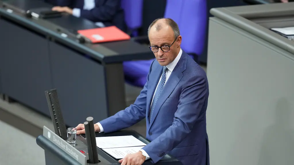 Bundeskanzler-Friedrich-Merz-CDU-im-Portrait-am-Rednerpult-bei-der-Abgabe-seiner-Regierungserklaerung-zum-Europaeischen-Rat-der-49-Sitzung-des-Deutschen-Bundestag-in-Berlin-17-12