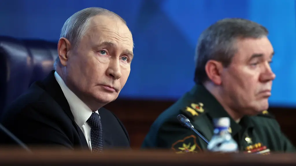 Der-russische-Praesident-Wladimir-Putin-l-und-der-russische-Generalstabschef-General-Waleri-Gerassimow-nehmen-an-der-jaehrlichen-Vorstandssitzung-des-Verteidigungsministeriums-in-Moskau-teil