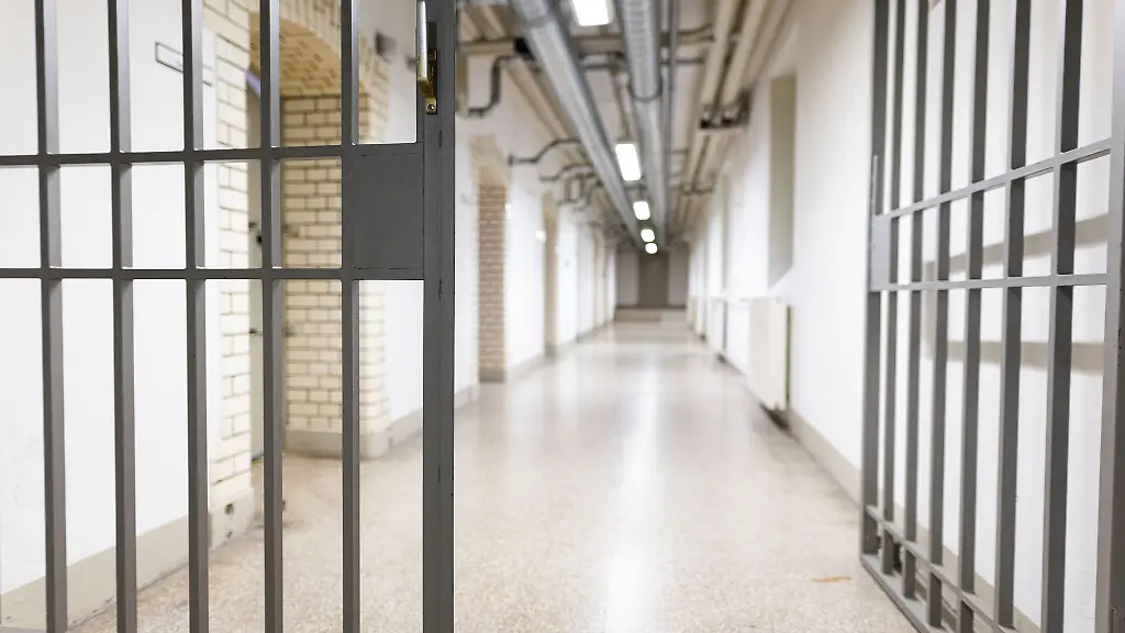 Ein-gesuchter-26-Jaehriger-hat-sich-gestellt-und-sitzt-nun-in-Haft