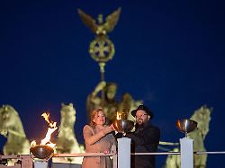 Berlin & Brandenburg: Nach Attentat: Klöckner entzündet Licht an Chanukka-Leuchter