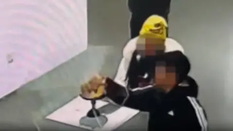 goldene-krone-kind-zerstört