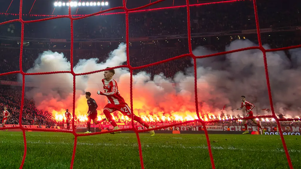09-12-2025-Fussball-UEFA-Championsleague-2025-2026-Vorrunde-6-Spieltag-FC-Bayern-Muenchen-Sporting-Lissabon-in-der-Allianz-Arena-Muenchen-Lennart-Karl-FC-Bayern-Muenchen-vor-den-Pyros-der-Bayernfans