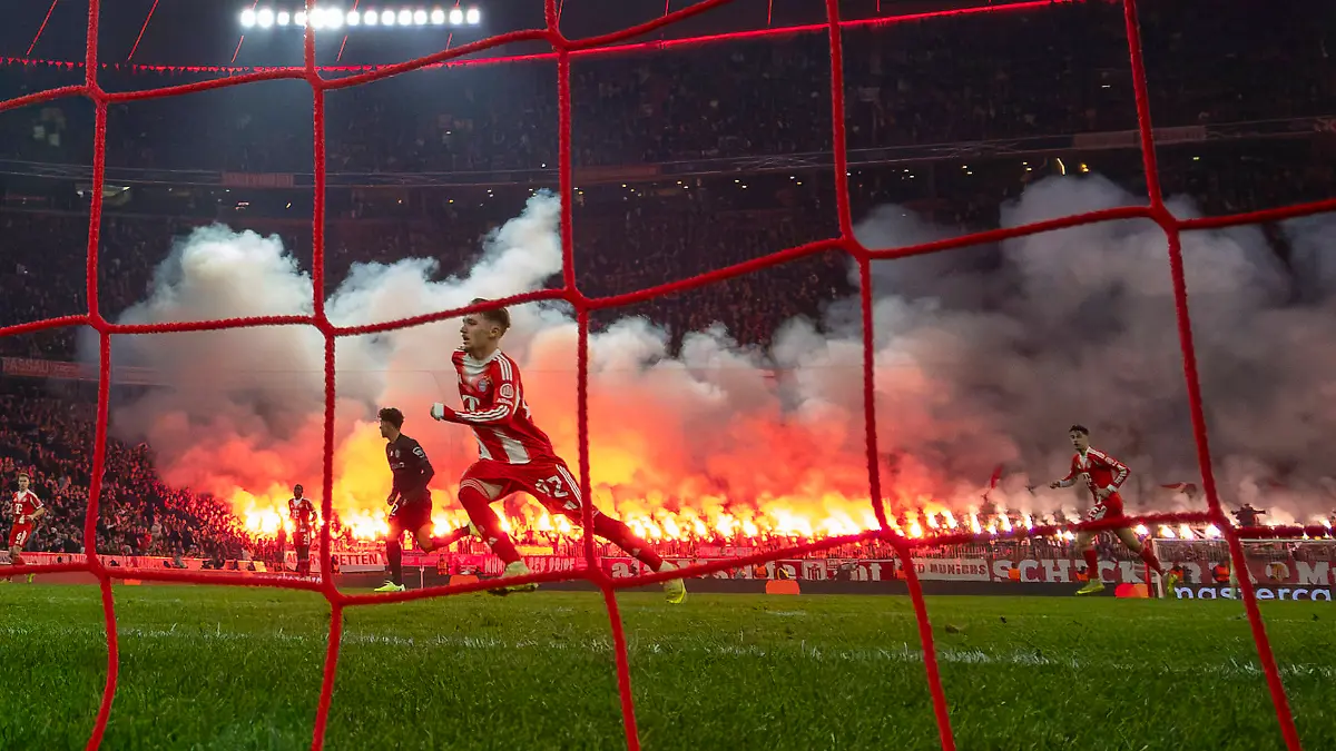 09-12-2025-Fussball-UEFA-Championsleague-2025-2026-Vorrunde-6-Spieltag-FC-Bayern-Muenchen-Sporting-Lissabon-in-der-Allianz-Arena-Muenchen-Lennart-Karl-FC-Bayern-Muenchen-vor-den-Pyros-der-Bayernfans