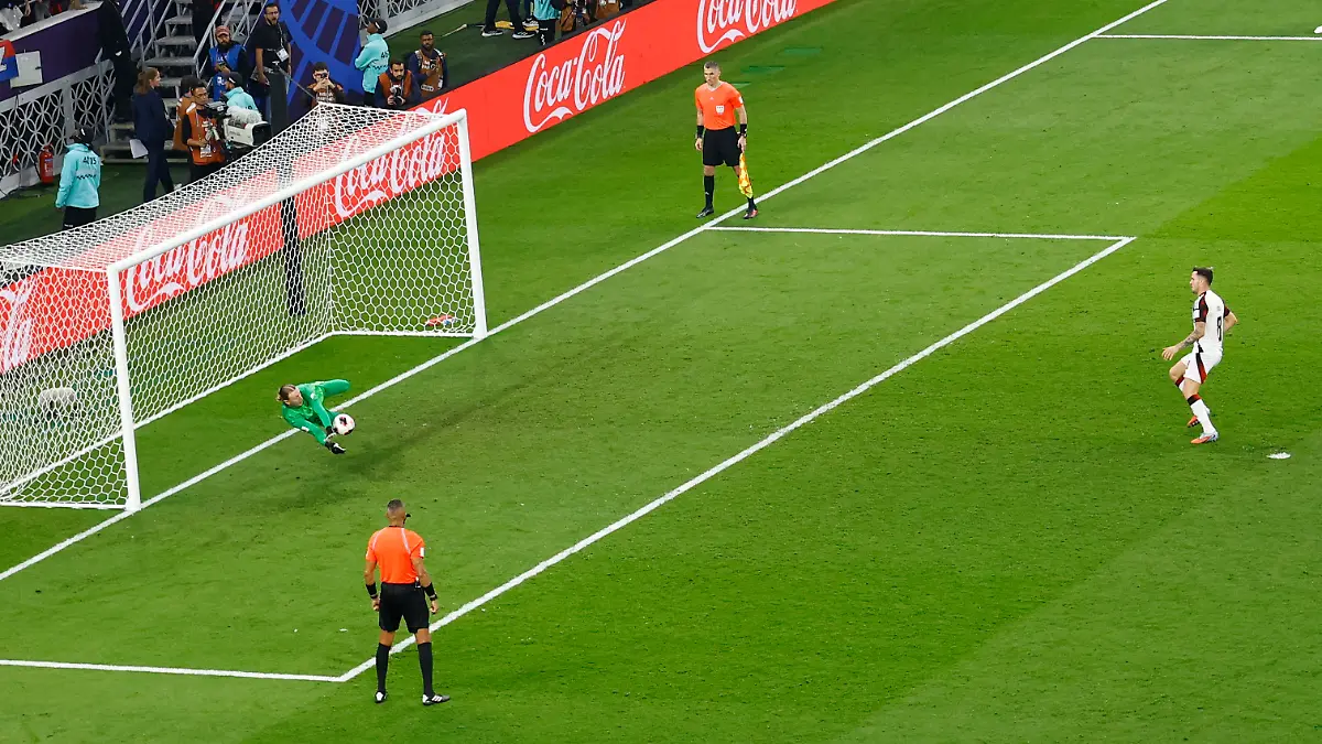 Soccer-Football-FIFA-Intercontinental-Cup-Final-Paris-St-Germain-v-Flamengo-Ahmad-Bin-Ali-Stadium-Al-Rayyan-Qatar-December-17-2025-Flamengo-s-Saul-Niguez-has-his-penalty-saved-by-Paris-St-Germain-s-Matvey-Safonov-during-a-penalty-shootout-REUTERS-Rula-Rouhana