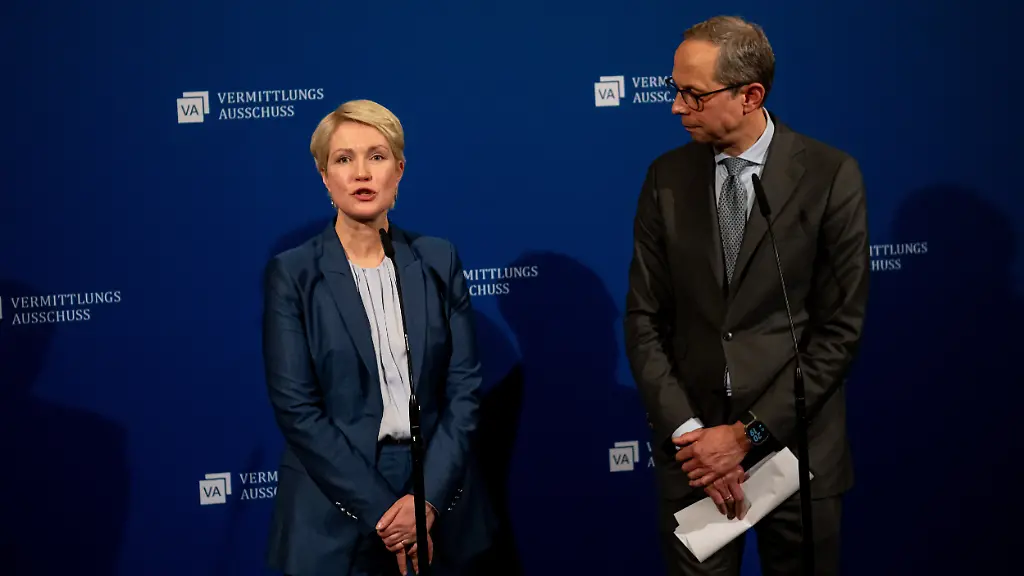Manuela-Schwesig-SPD-Ministerpraesidentin-von-Mecklenburg-Vorpommern-Hendrik-Hoppenstedt-CDU-Mitglied-des-Deutschen-Bundestages-geben-nach-einem-Vermittlungsausschuss-zum-Sparpaket-fuer-stabile-Krankenkassenbeitraege-ein-Pressestatement-Der-Bundesrat-hatte-das-Gesetz-mit-Ausgabenbremsen-fuer-die-Kliniken-am-21-November-vorerst-gestoppt