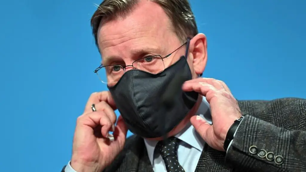 Bodo-Ramelow-Die-Linke-Ministerpraesident-von-Thueringen-setzt-seine-Mund-Nasen-Bedeckung-ab