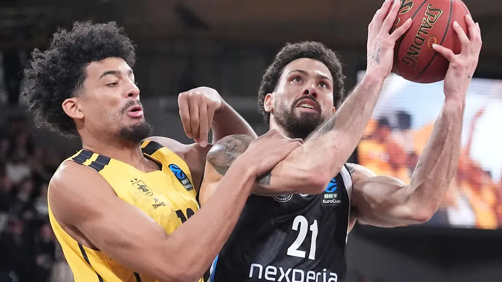 Jakob-Dwight-Forrester-l-Aris-Thessaloniki-und-Devon-Daniels-Hamburg-Towers-kaempfen-um-den-Ball