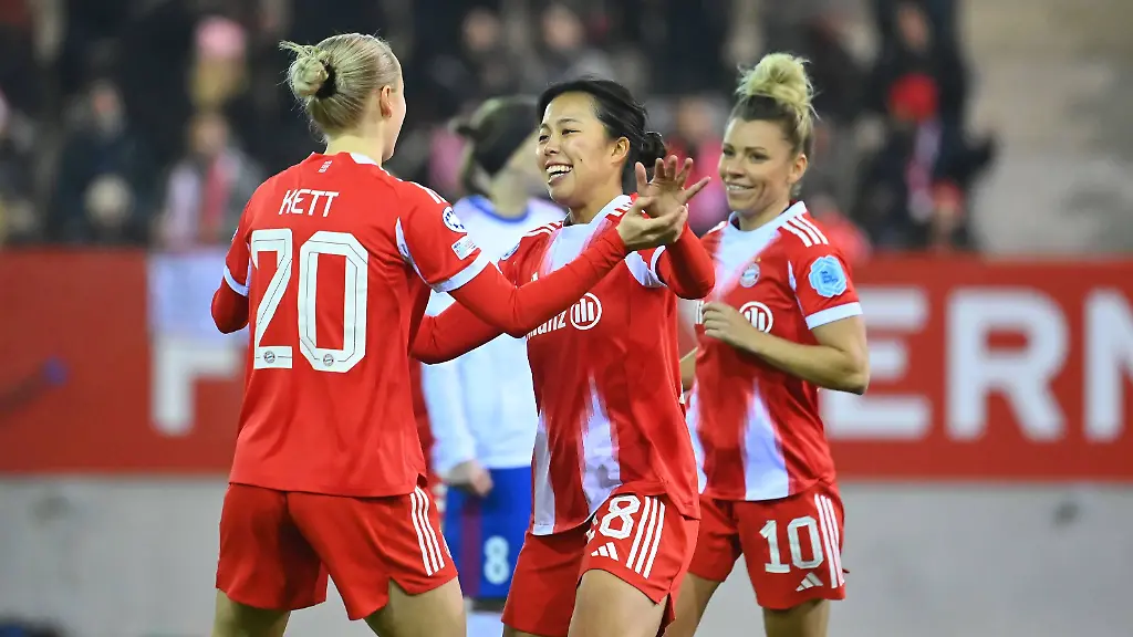 Torjubel-Momoko-TANIKAWA-FCB-re-nach-Tor-zum-1-0-mit-Franziska-KETT-FCB-re-Linda-DALLMANN-FCB-Jubel-Freude-Begeisterung-Aktion-FC-Bayern-Muenchen-Valerenga-Oslo-Fussball-Champions-League-der-Frauen-am-17-12-2025-FC-Bayern-Campus