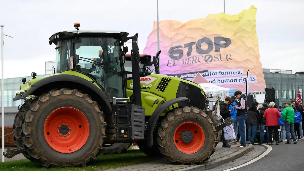 Farmers-Blockade-of-Liege-Aiport-17-12-2025-GRACE-HOLLOGNE-BELGIUM-DECEMBER-17-Farmers-blockade-of-Liege-airport-in-protest-of-the-impending-trade-deal-called-MERCOSUR-pictured-on-December-17-pictured-on-December-17-2025-in-Grace-Hollogne-Belgium-17-12-2025-Grace-Hollogne-Belgium-PUBLICATIONxNOTxINxFRAxBEL-Copyright-xPhilipxReynaersx