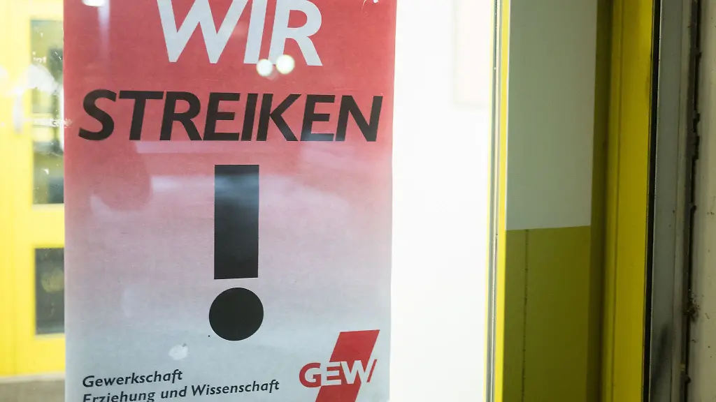 Mit-einem-Warnstreik-in-Berlin-wollen-mehrere-Gewerkschaften-Druck-machen-in-den-Tarifverhandlungen-fuer-den-oeffentlichen-Dienst-der-Laender
