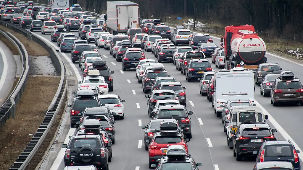 Unter-anderem-auf-der-A8-duerfte-es-am-Wochenende-wieder-voll-werden